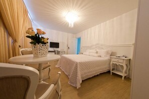 Deluxe Suite | Minibar, desk, blackout drapes, iron/ironing board - Hotel Oma Zita (Forquilhinha)