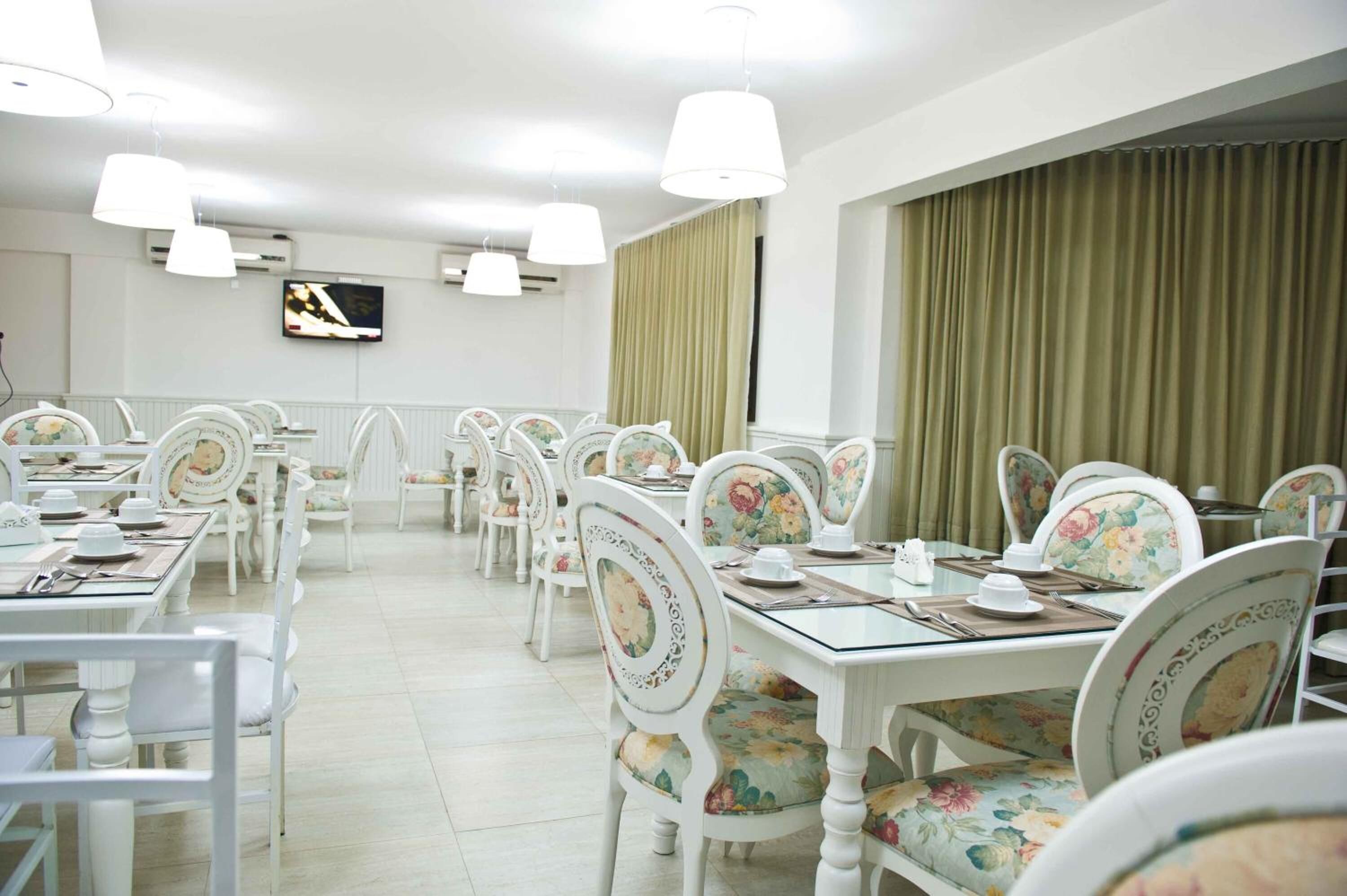 breakfast, lunch and dinner served