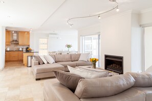 Villa, 3 Schlafzimmer | Wohnbereich | 32-Zoll-Flachbildfernseher mit Satellitenempfang, Fernseher, Kamin