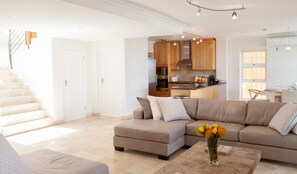 Villa, 3 Schlafzimmer | Wohnbereich | 32-Zoll-Flachbildfernseher mit Satellitenempfang, Fernseher, Kamin