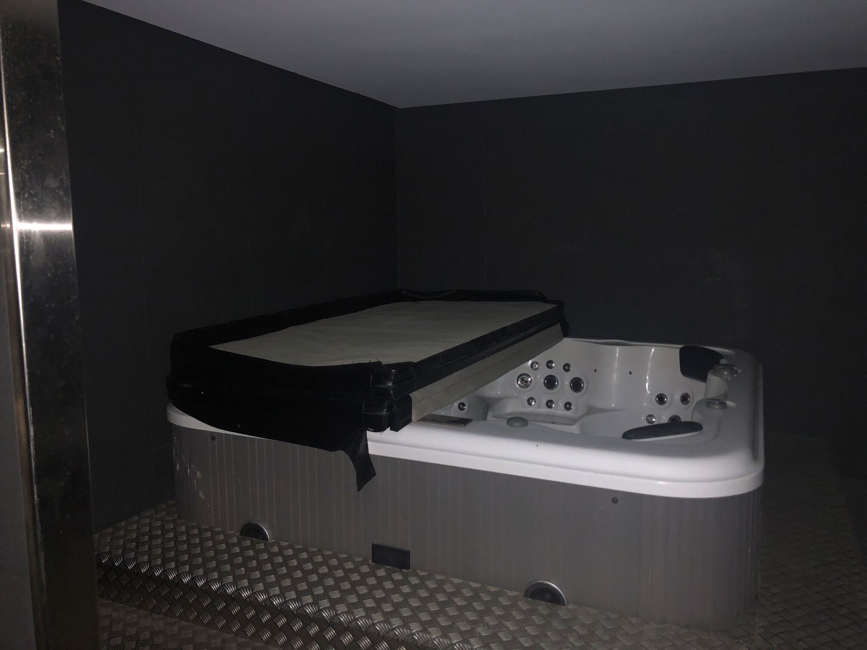 indoor spa tub