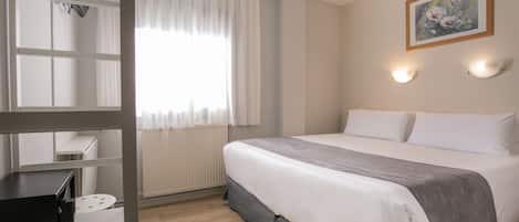 Caja de seguridad en la habitación y cortinas blackout