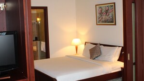Standard Room | Bathroom | Combined shower/bathtub, deep-soaking bathtub, free toiletries