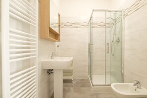 Deluxe Apartment | Bathroom | Separate tub and shower, free toiletries, hair dryer, bidet - Residence del Professore (Bologna)