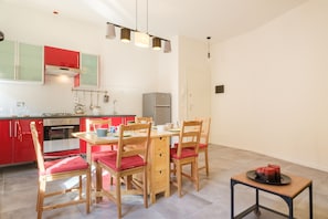 Apartemen Deluks | Dapur pribadi | Lemari es, microwave, kompor, dan ketel listrik