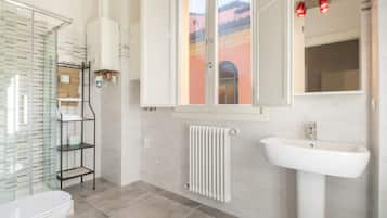 Departamento Deluxe | Baño | Tina y regadera independientes y amenidades de baño gratuitas