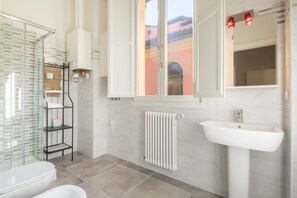 Deluxe appartement | Badkamer | Een aparte badkuip en douche, gratis toiletartikelen, een haardroger