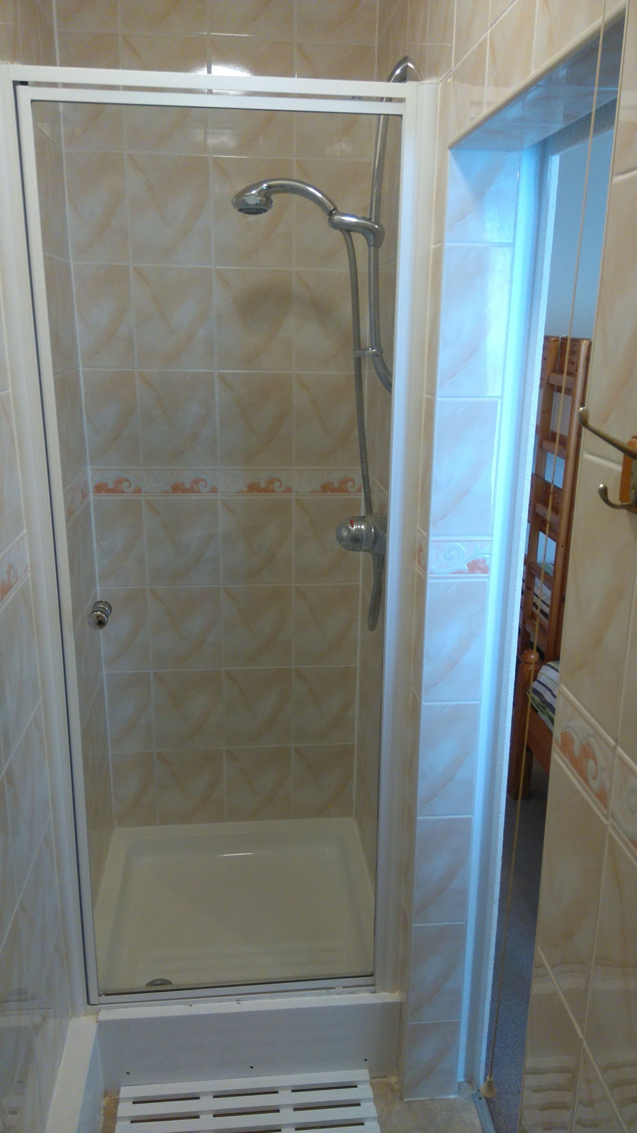 Double Room, Ensuite | Bathroom | Shower, rainfall showerhead, hair dryer, towels