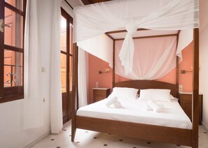 Apartment, 1 Bedroom (1st Floor) | 1 bedroom, in-room safe, desk, soundproofing - Xenon Apartments (Chania)