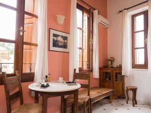 อพาร์ทเมนท์, 1 ห้องนอน, ชั้นลอย (2nd Floor) | บริเวณนั่งเล่น | ทีวีจอแบน 32 นิ้ว พร้อมช่องดิจิตอล, ทีวี