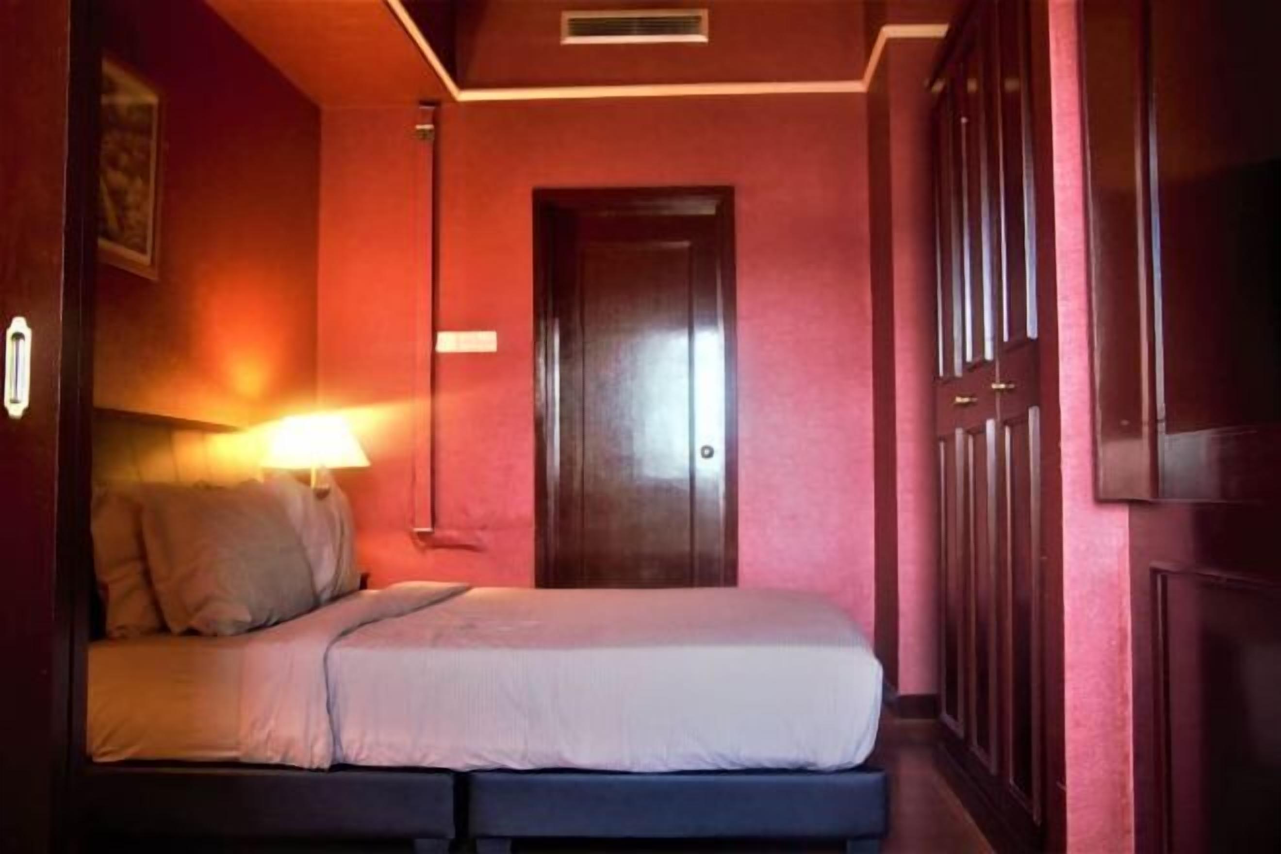 Desk, free WiFi, bed sheets