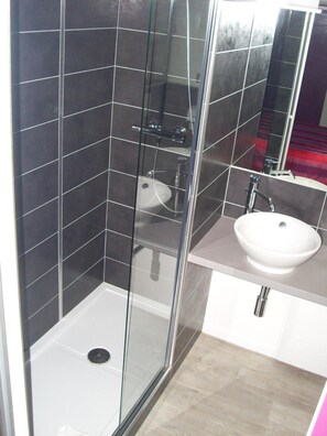 Amenidades de baño gratuitas, secadora de cabello, toallas 