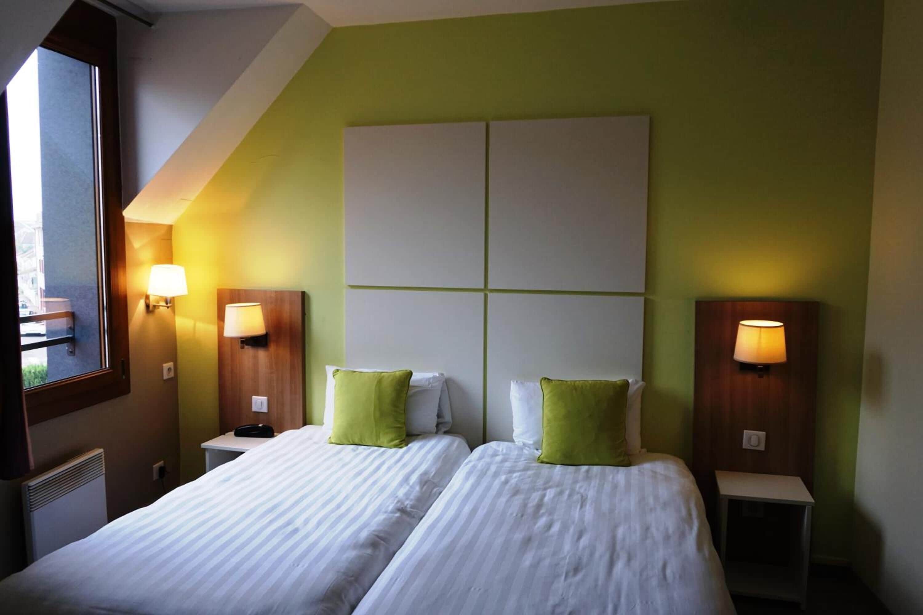 Premium bedding, desk, soundproofing, free cribs/infant beds