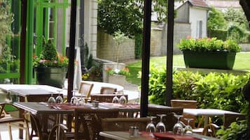 Serveert lunch, diner, regionale gerechten, openlucht dineren
