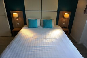 Premium bedding, desk, soundproofing, free cots/infant beds