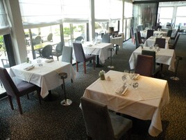 Lunch, dinner served; Regional cuisine, al fresco dining 