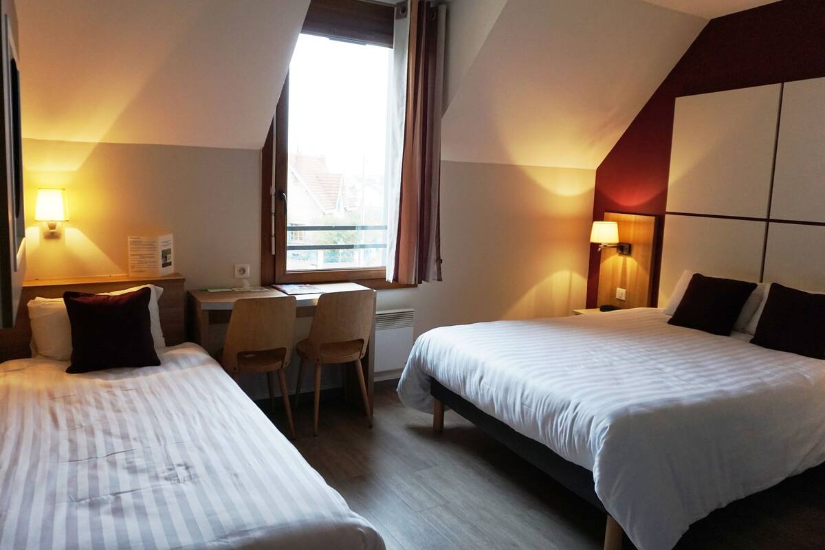 Triple Room | Premium bedding, desk, soundproofing, cribs (free)
