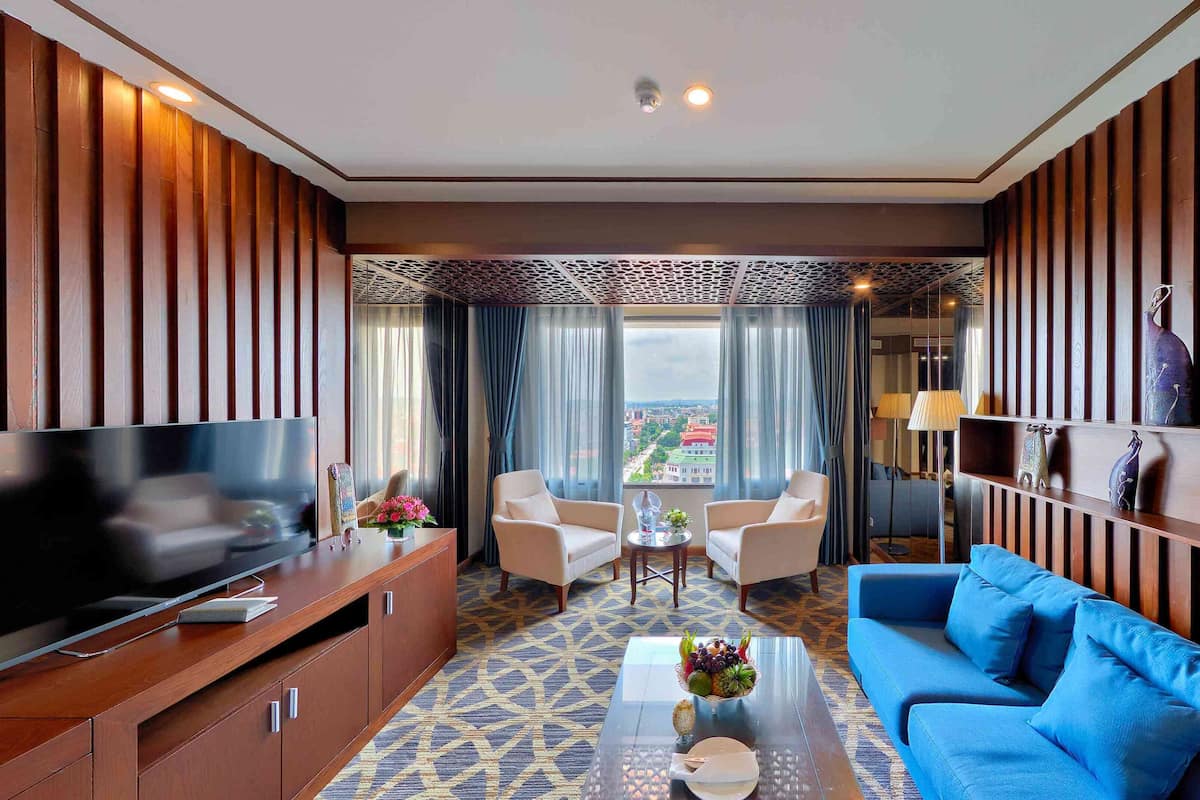 Frigobar, cofres nos quartos, escrivaninha, Wi-Fi de cortesia