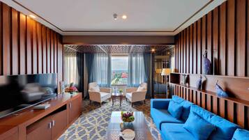 Minibar, in-room safe, desk, free WiFi