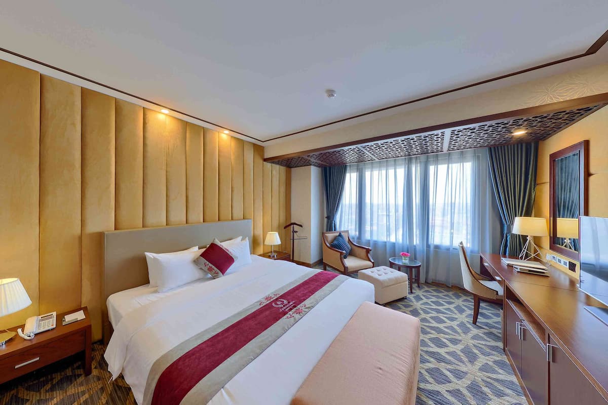 Minibar, in-room safe, desk, WiFi (free)