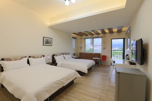 Premium bedding, down comforters, desk, blackout drapes - Langkawi Garden B&B (Luodong)