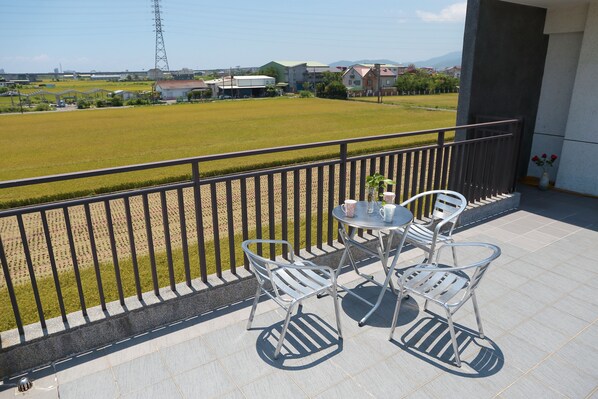 Comfort Double Room | Premium bedding, down duvets, desk, blackout curtains - Langkawi Garden B&B (Luodong)