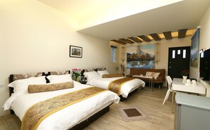 Deluxe Quadruple Room | Premium bedding, down duvets, desk, blackout curtains - Langkawi Garden B&B (Luodong)