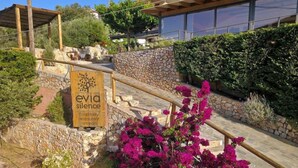 Señalización para Evia Silence, hospitalidad, restaurante y retiros.