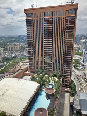 A high-rise hotel with a rooftop pool and surrounding greenery. - Sky Apartment at Times Square (Kuala Lumpur)