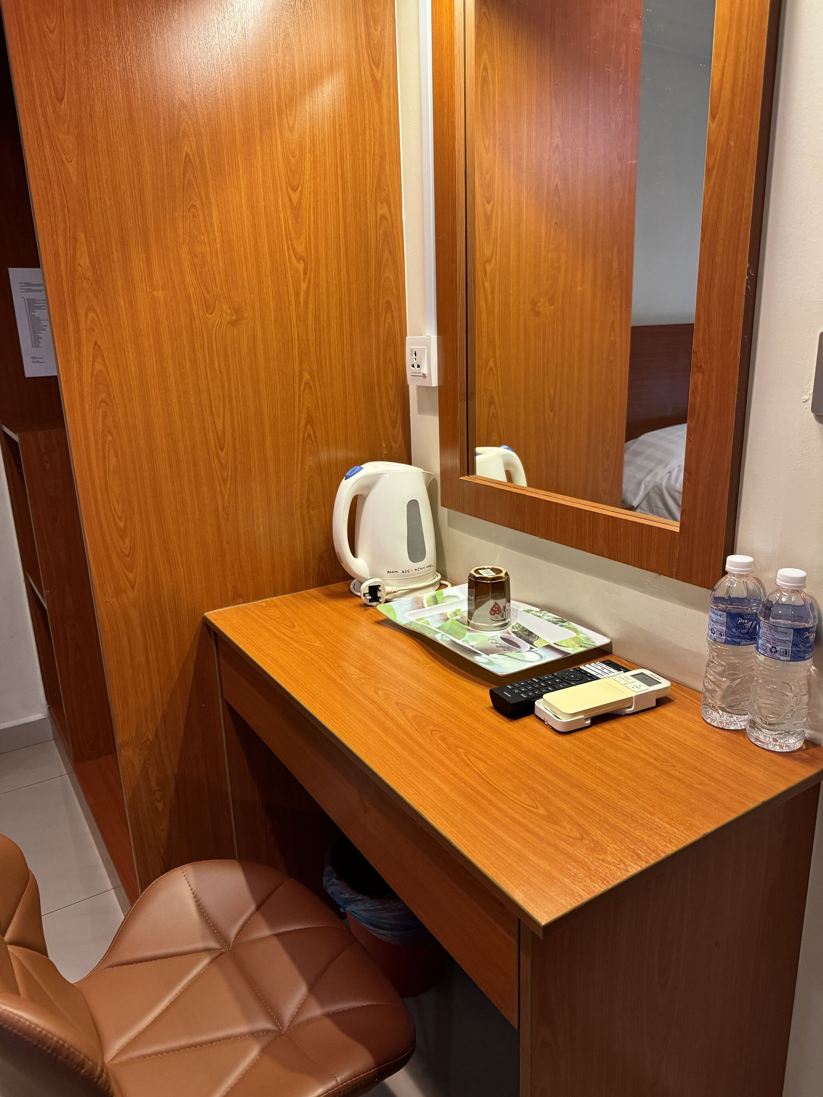 Meja, kalis bunyi, seterika/papan seterika, Wi-fi percuma 