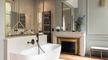 Doppia Signature | Bagno | Vasca e doccia separate, soffione a pioggia, set di cortesia firmato