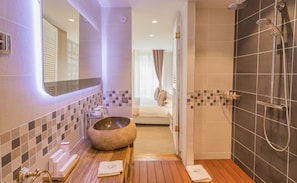 Double Room, City View (Marronnier) | Bathroom | Hydromassage showerhead, designer toiletries, hair dryer, bathrobes - Hôtel des Quinconces (Bordeaux)