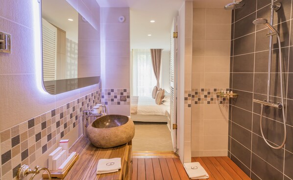 Double Room, City View (Marronnier) | Bathroom | Shower, rainfall showerhead, designer toiletries, hair dryer - Hôtel des Quinconces (Bordeaux)