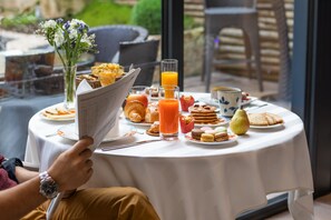 Daily continental breakfast for a fee - Hôtel des Quinconces (Bordeaux)