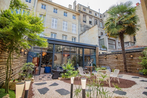 Children's play area - outdoor - Hôtel des Quinconces (Bordeaux)