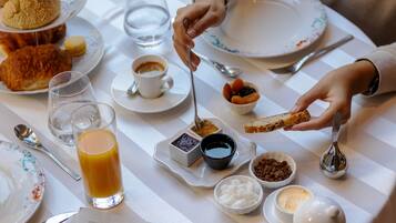 Daily continental breakfast (EUR 25 per person)