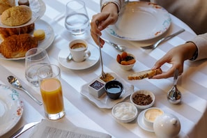 Colazione continentale, servita tutte le mattine (25 EUR a persona) 