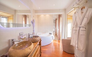 Premium Twin Room, Garden View (Grenadille) | Bathroom | Shower, rainfall showerhead, designer toiletries, hair dryer - Hôtel des Quinconces (Bordeaux)