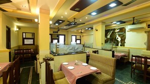 2 restoran dengan sajian hidangan lokal dan internasional