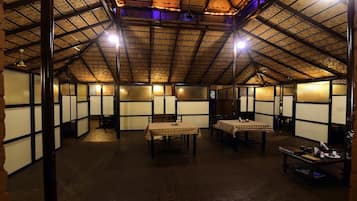2 restaurantes; se sirven desayunos, comidas y cenas
