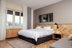 Minibar, in-room safe, desk, laptop workspace - Urban Boutique Hotel (Ljubljana)