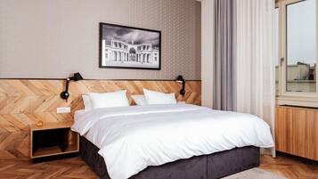 Standard Single Room | Minibar, in-room safe, desk, laptop workspace