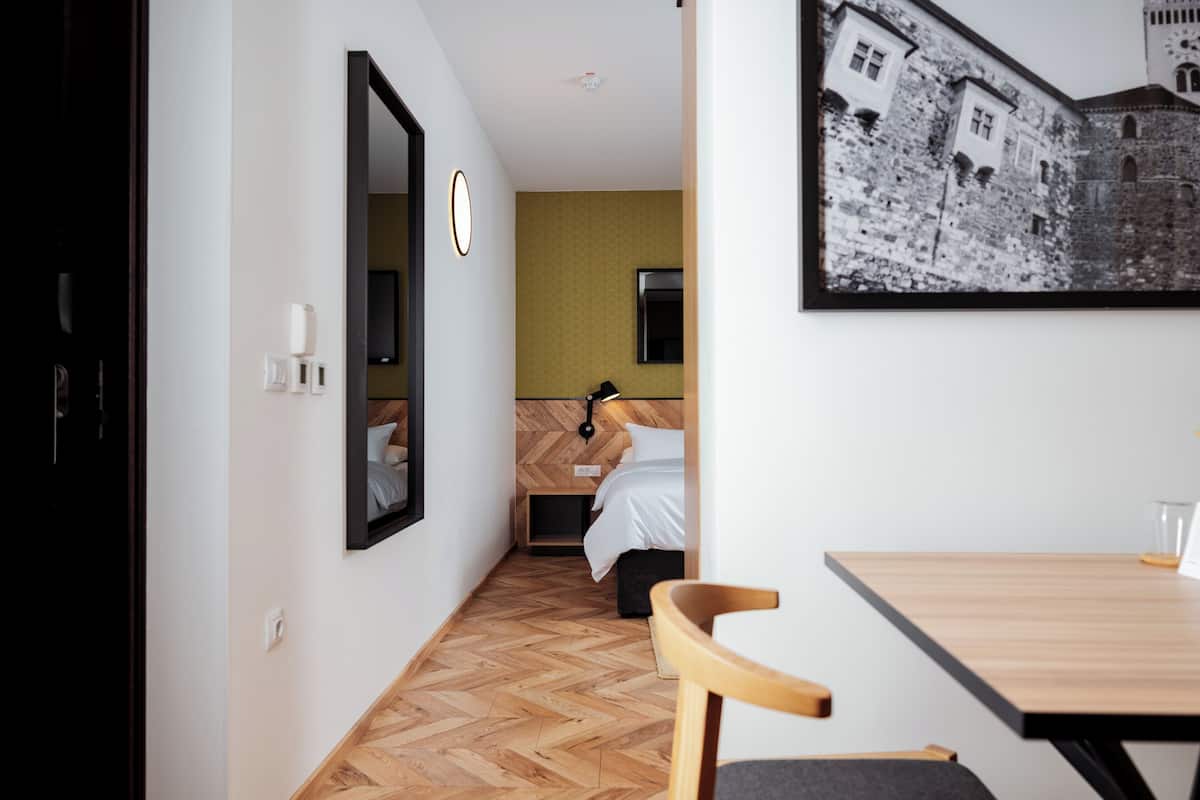 Classic Studio | Minibar, in-room safe, desk, laptop workspace
