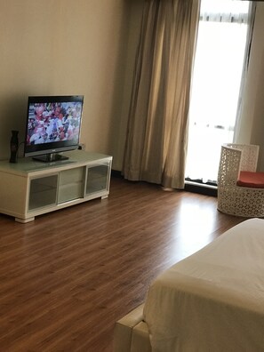 Premier Studio Suite | Premium bedding, laptop workspace, soundproofing, iron/ironing board - KL Bintang Suites at Times Square (Kuala Lumpur)