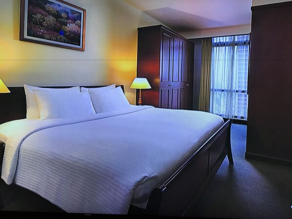 Premier Deluxe Suite | Premium bedding, laptop workspace, soundproofing, iron/ironing board - KL Bintang Suites at Times Square (Kuala Lumpur)