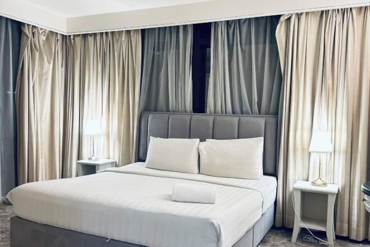 Ropa de cama de alta calidad y espacio para trabajar con laptop