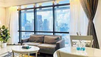 Premier Deluxe Suite | Living area | 32-inch LED TV with satellite channels, TV