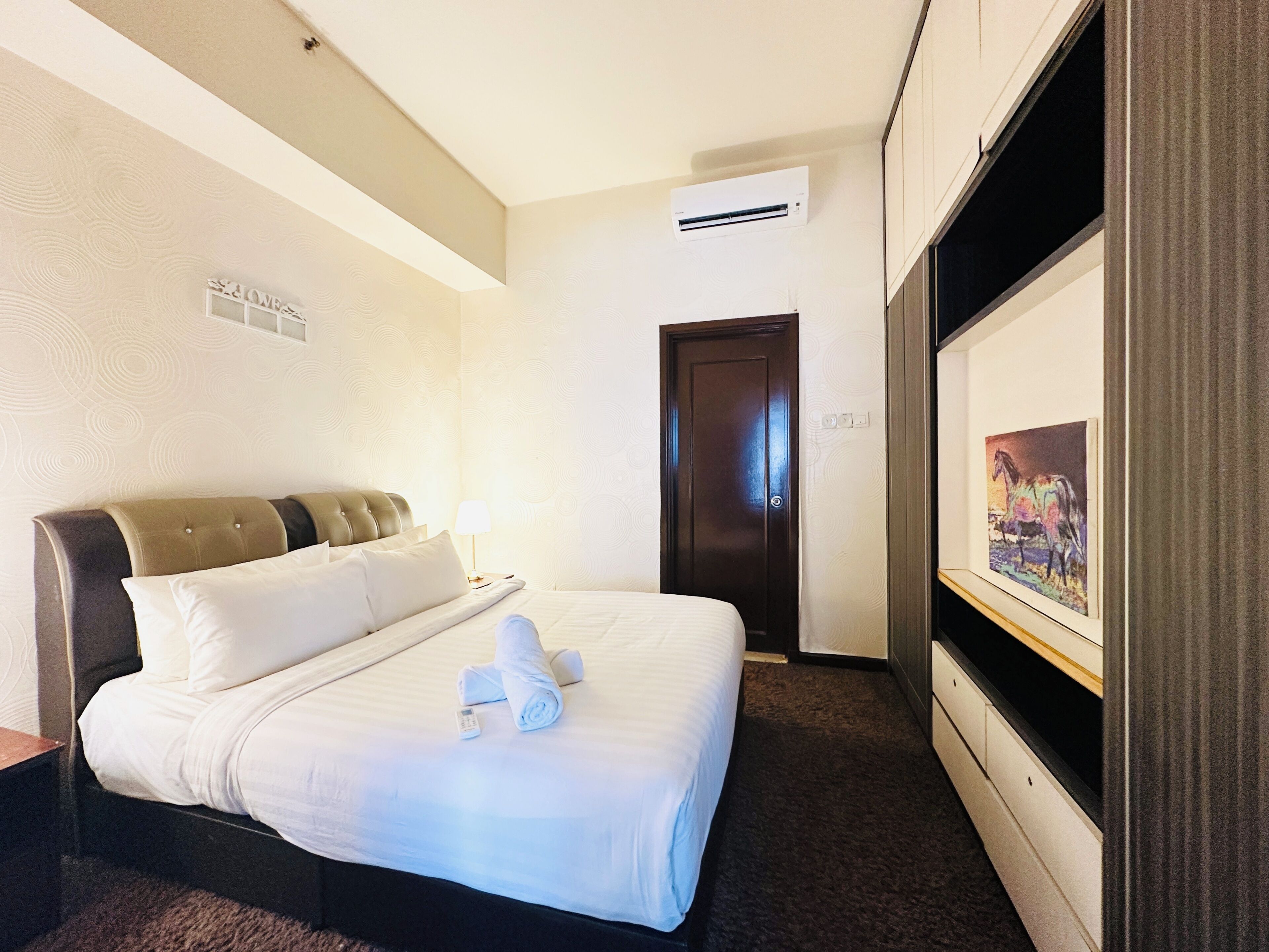 Premier Studio Suite | Premium bedding, laptop workspace, soundproofing, iron/ironing board