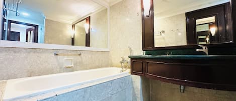 プレミア スタジオスイート (Apartment) | バスルーム | 個別の浴槽とシャワー、深めの浴槽、レインフォールシャワー、デザイナーバスアメニティ