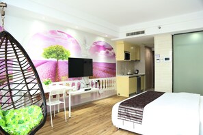 Chambre romantique | Bureau, rideaux d’obscurcissement, fer et planche à repasser